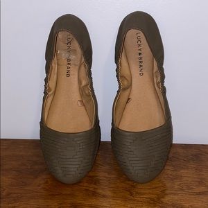 Like new army green lucky brand flats size 8